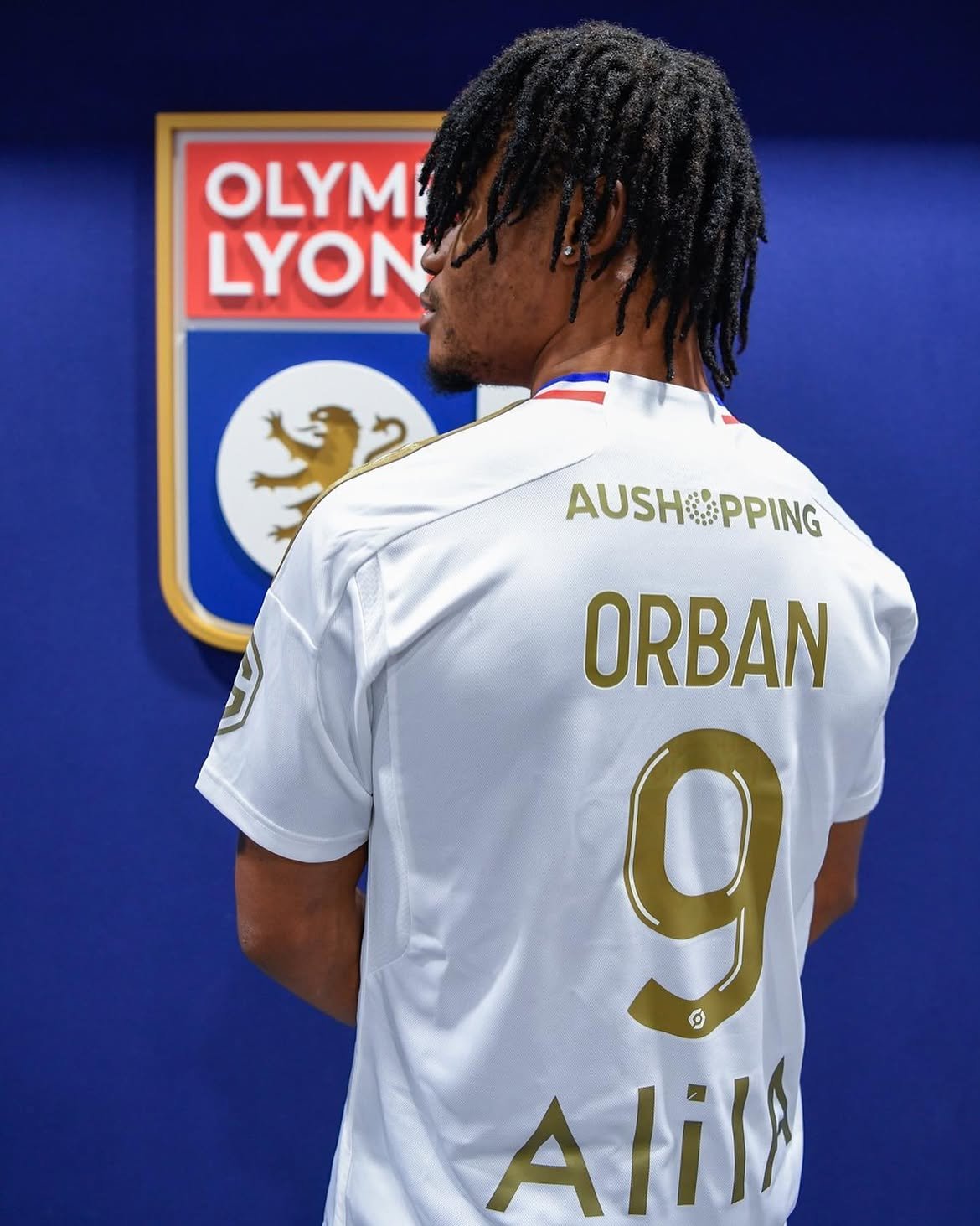 Gift Orban seen from behind, wearing number nine